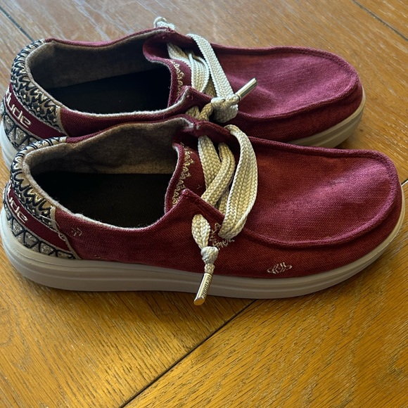 Hey Dude Wendy Rise Flora Burgundy Slip On Shoes - Picture 2 of 7